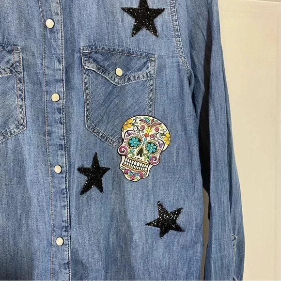 Gap Women's Denim Pearl Snap Shirt M Halloween Sugar Skull Patch Beaded Stars - Picture 2 of 12